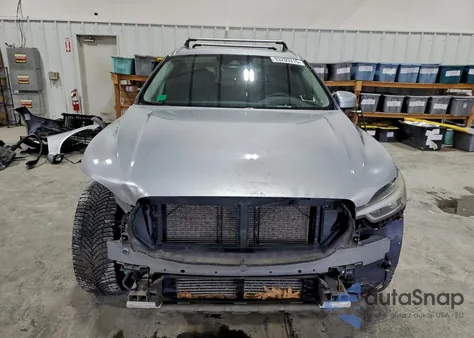 2018 Volvo Xc60 T6 Momentum z USA, uszkodzony, nr VIN YV4A22RK6J1084932